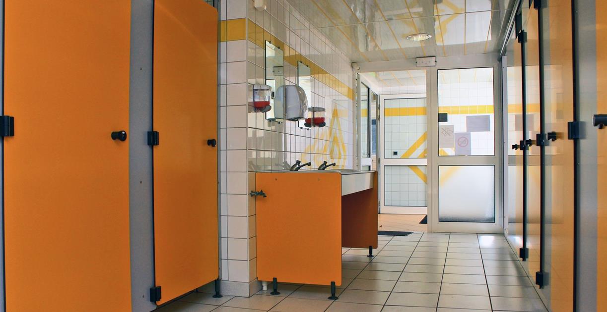 Sanitaires côté homme - Camping de la vée