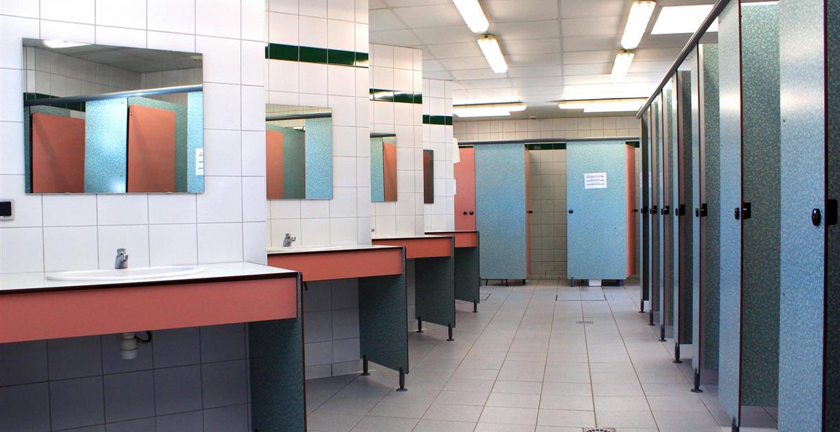Sanitaires côté femmes - Camping de la Vée
