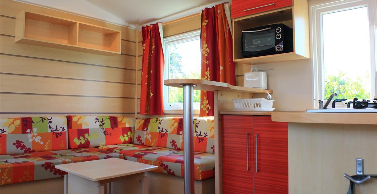 Cuisine salon du camping de la Vée - Photo JE Rubio