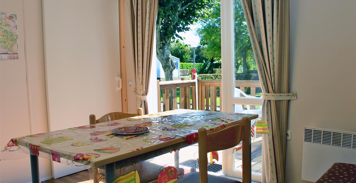 Salle du mobil home PMR avec baie coulissante - Photo JE Rubio